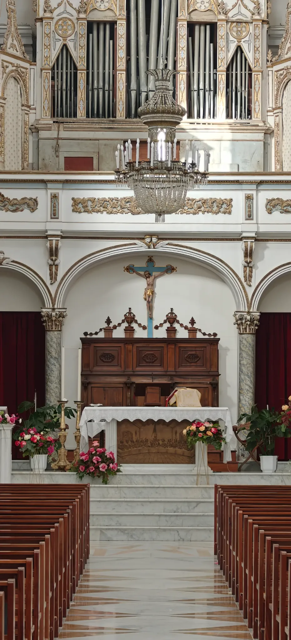 Interno della Chiesa di Sant’Antonio di Padova ad Agira, con altare, crocifisso e organo.